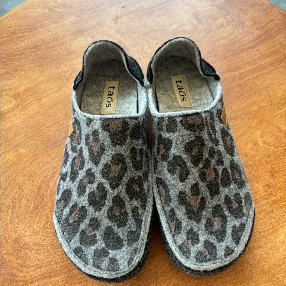 Taos Footwear Women's Leopard Print clogs Gray and Brown